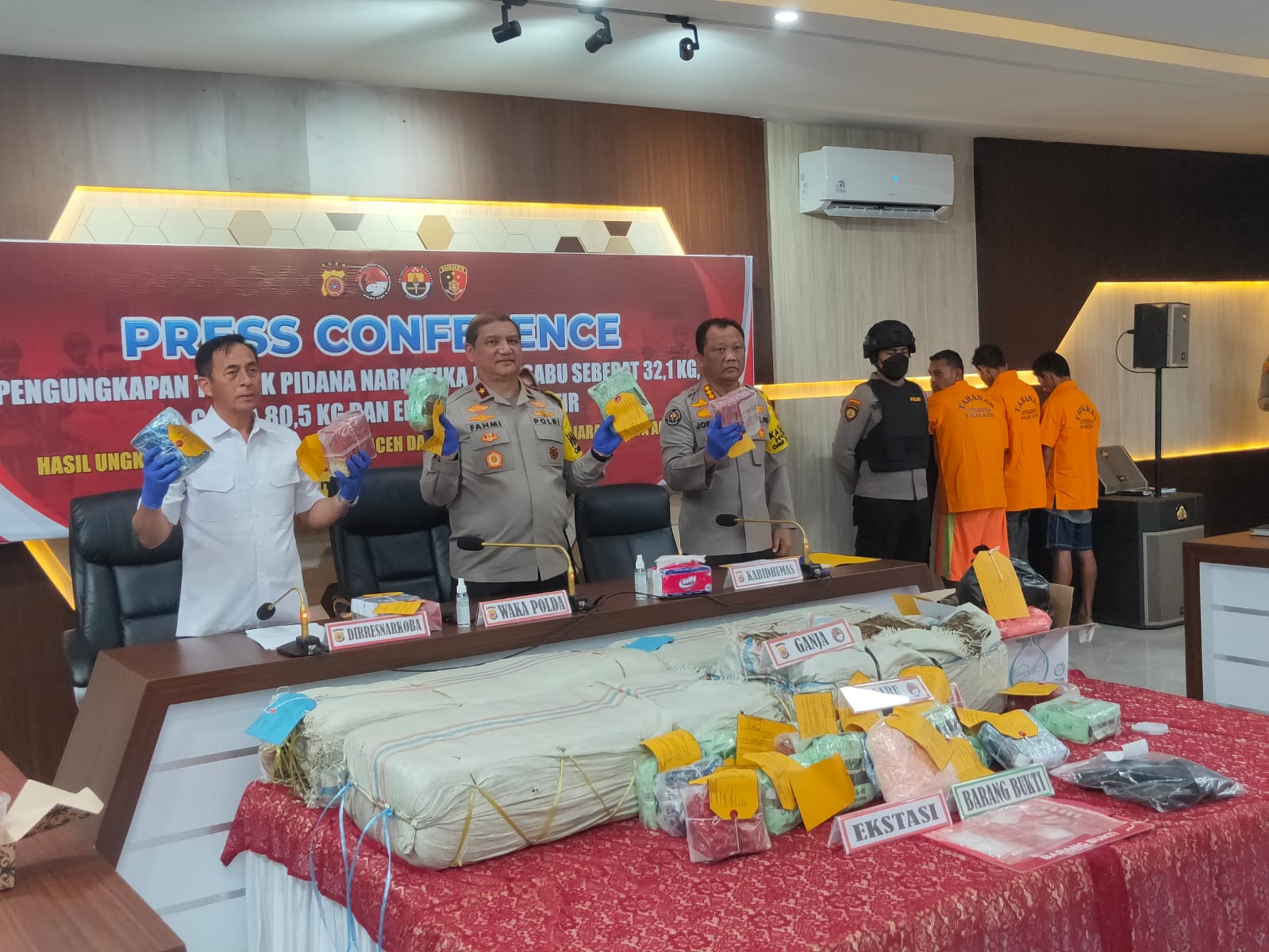 Wakapolda Aceh Brigjen Armia Fahmi (tengah) dalam konferensi pers pengungkapan 46 kasus narkotika di Polda Aceh. (Foto: Nukilan/Reji)