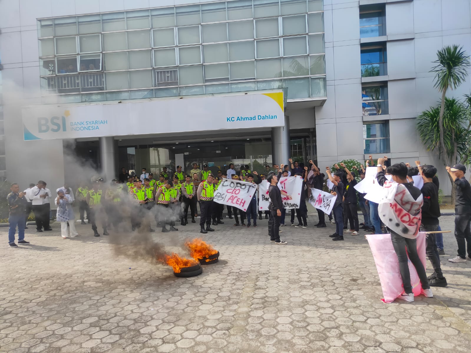 Massa aksi unjuk rasa di Kantor BSI Regional Aceh, Merduati, Kecamatan Kuta Raja, Kota Banda Aceh, pada Senin 15 Januari 2024. (Foto: Nukilan/Reji)