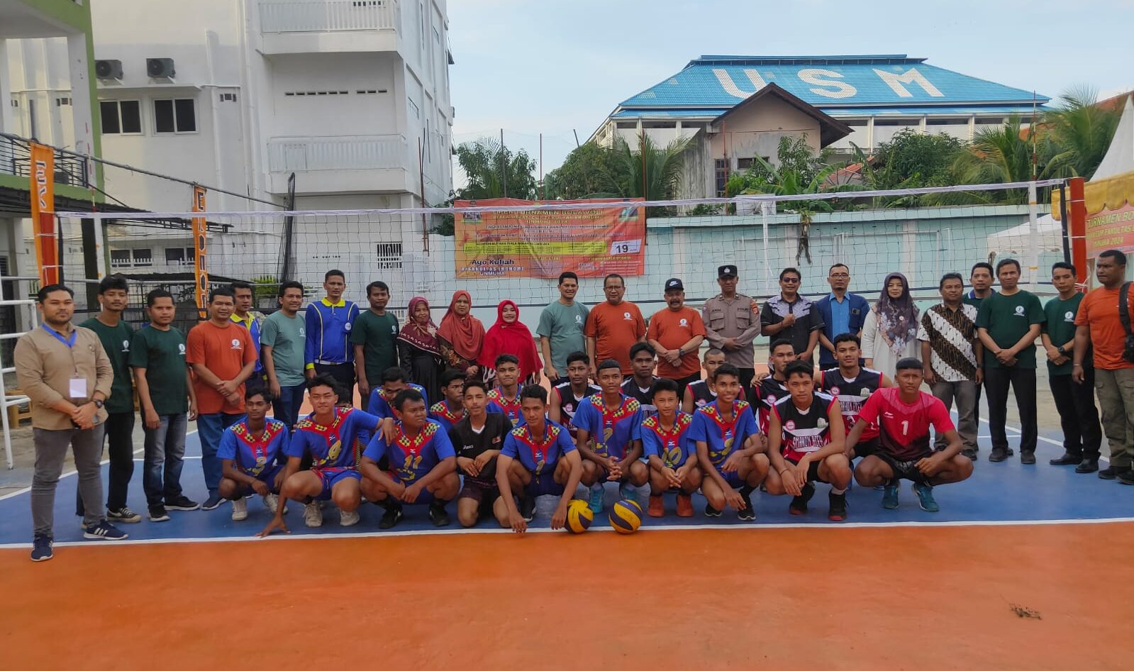 Rektor Unmuha Dr. Aslam Nur membuka Open Turnamen Bola Voli Piala Dekan Cup Fakultas Ekonomi Unmuha 2024. (Foto: Nukilan/Reji)