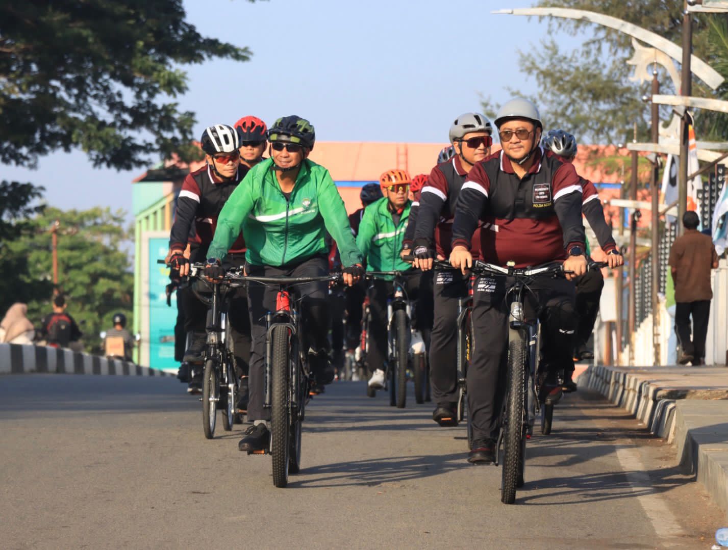 Kapolda Aceh Irjen Achmad Kartiko gowes bersama Pangdam IM Mayor Jenderal TNI Novi Helmy Prasetya di Kota Banda Aceh, Minggu, 21 Januari 2024. (Foto: Dok. Polda Aceh)