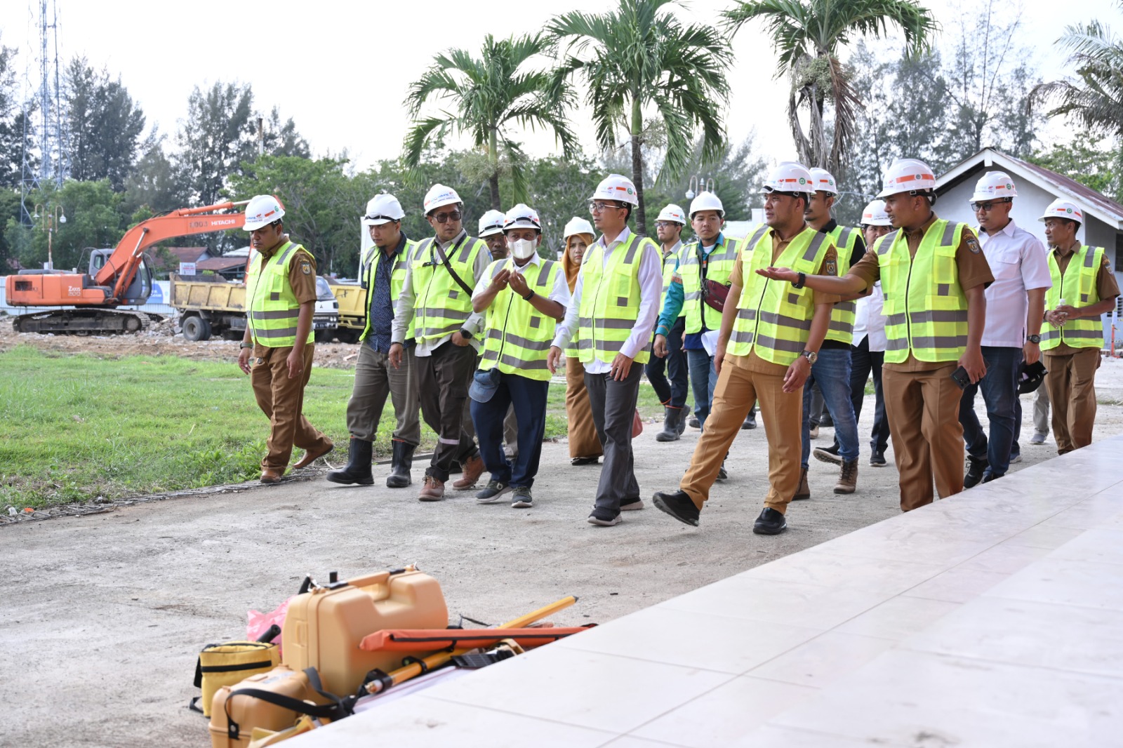 Komisi III Dewan Perwakilan Rakyat Kota (DPRK) Banda Aceh saat meninjau proses renovasi Stadion H Dimurthala. (Foto: Dok. DPRK Banda Aceh)
