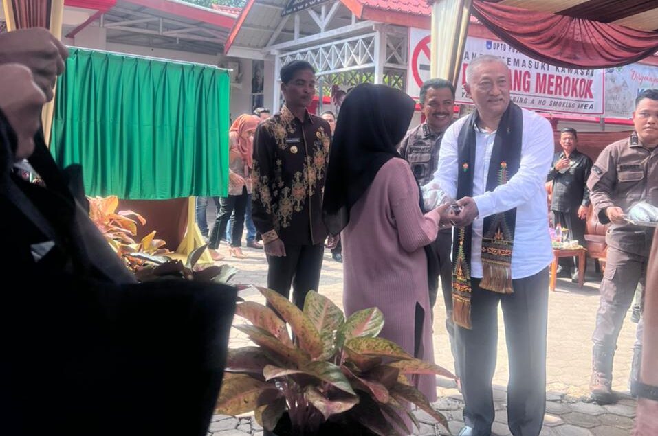 Pembagian ikan segar kepada warga stunting. (Foto: For Nukilan)