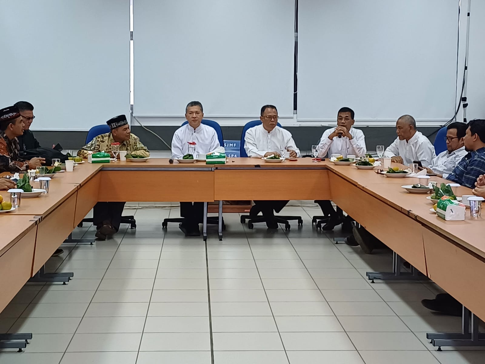 Rektor USK, Prof. Dr. Ir. Marwan, IPU, saat meresmikan ruang baru bagi para profesor FKIP USK di lantai dua gedung FKIP. (Foto: For Nukilan)