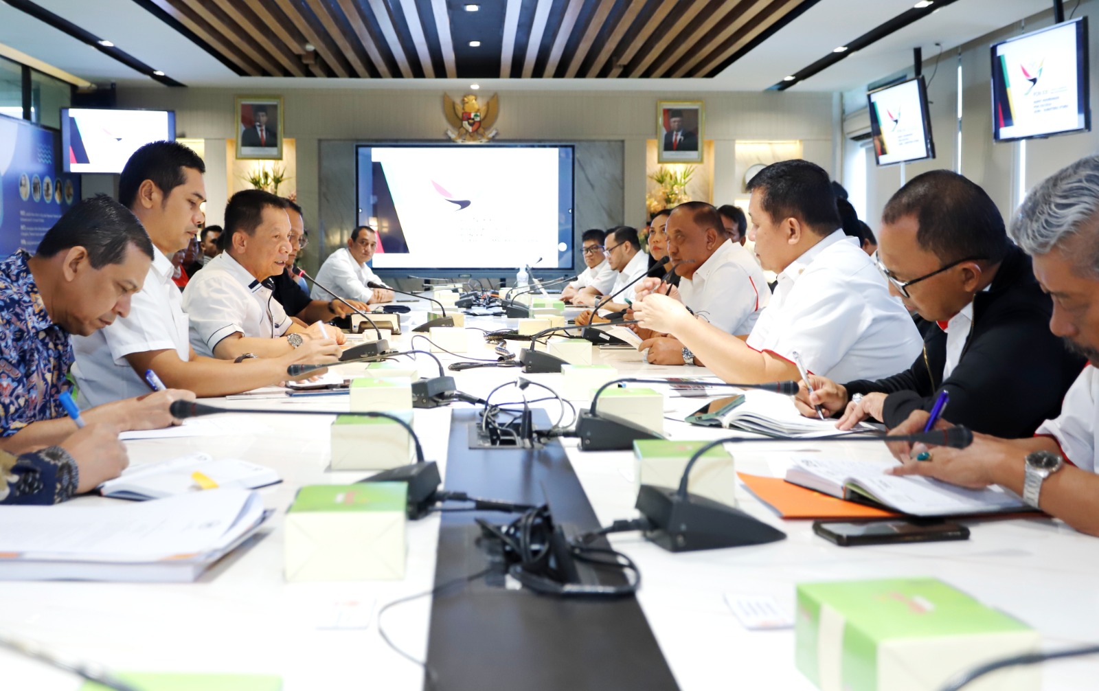 Panitia Besar PON Wilayah Aceh dan Sumut dalam rapat pemantapan persiapan PON 2024 di Koni Pusat. (Foto: Dok. Humas Aceh)