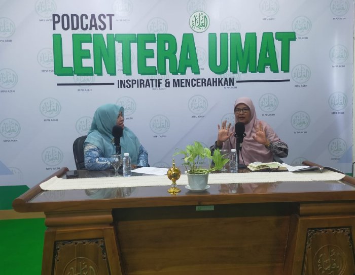 Anggota MPU Aceh, Hj. Rahmatillah, S.Ag., M.Pd menjadi narasumber pada Podcast Lentera Umat MPU Aceh yang dipandu Host Nadia Rizka, Kamis (1/2/2024). Foto: Dok. MPU
