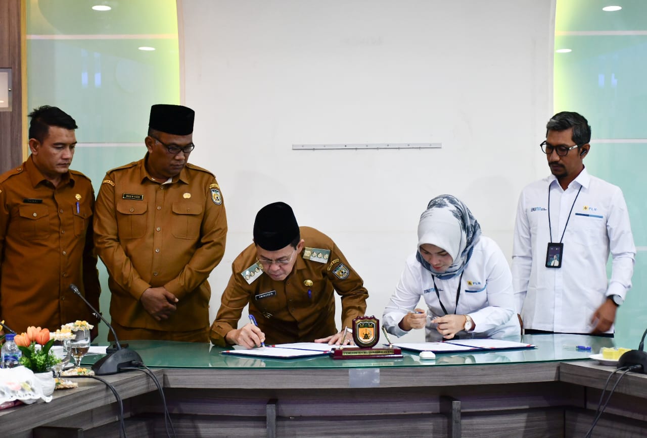 Pj Wali Kota Banda Aceh, Amiruddin dan Manajer PT PLN UP3 Banda Ace, Eka Rahma Daniati  melakukan penandatanganan Perjanjian Kerjasama Tentang Pemungutan dan Penyetoran Pajak Barang dan Jasa Tertentu (PBJT). (Foto: Dok. Pemko Banda Aceh)