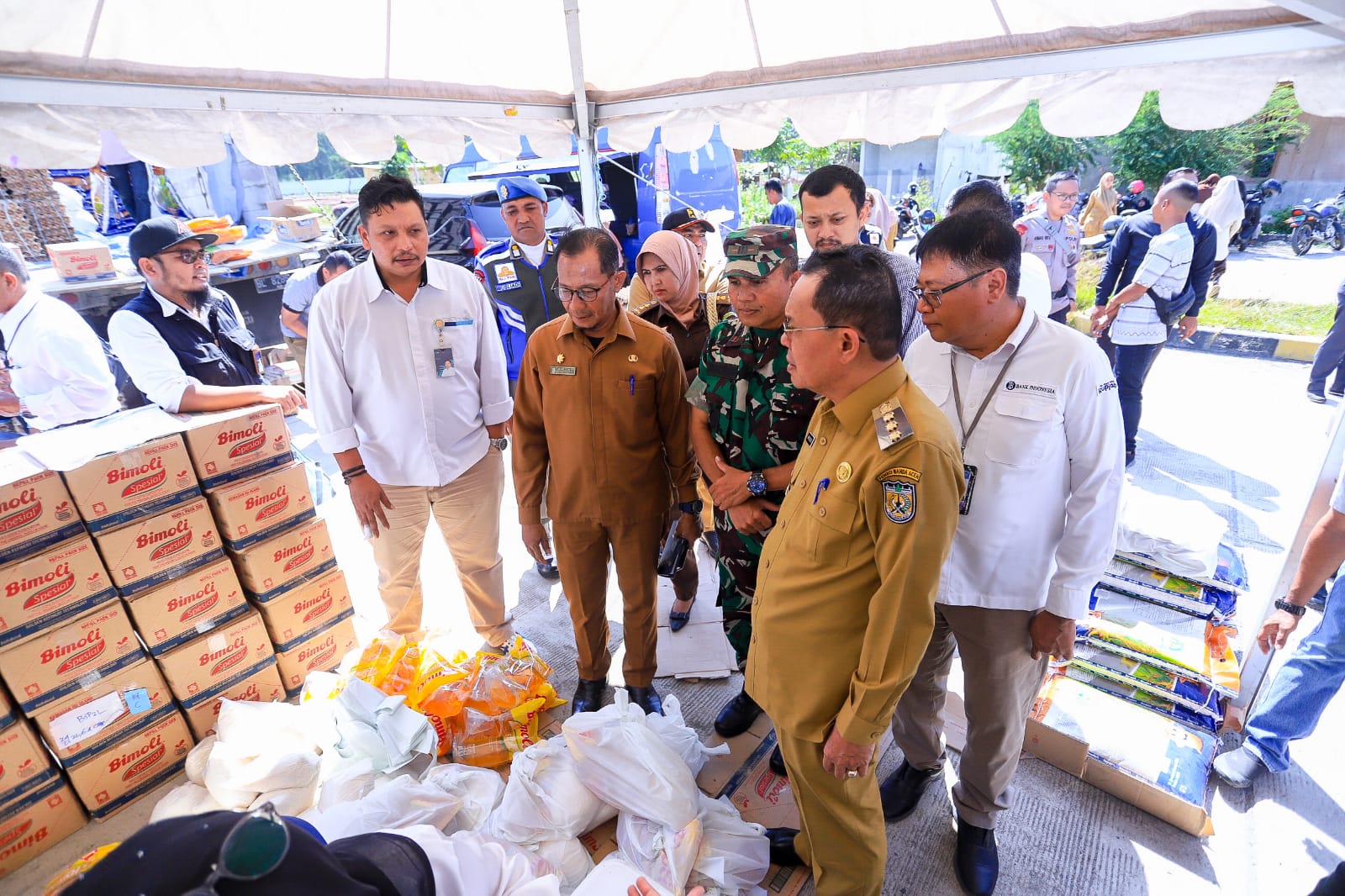 Forkopimda Banda Aceh bersama Kepala BI Perwakilan Aceh meninjau pasar murah di Taman Ratu Safiatuddin, Banda Aceh, pada Senin 26 Februari 2024. (Foto: Dok. Pemko Banda Aceh)