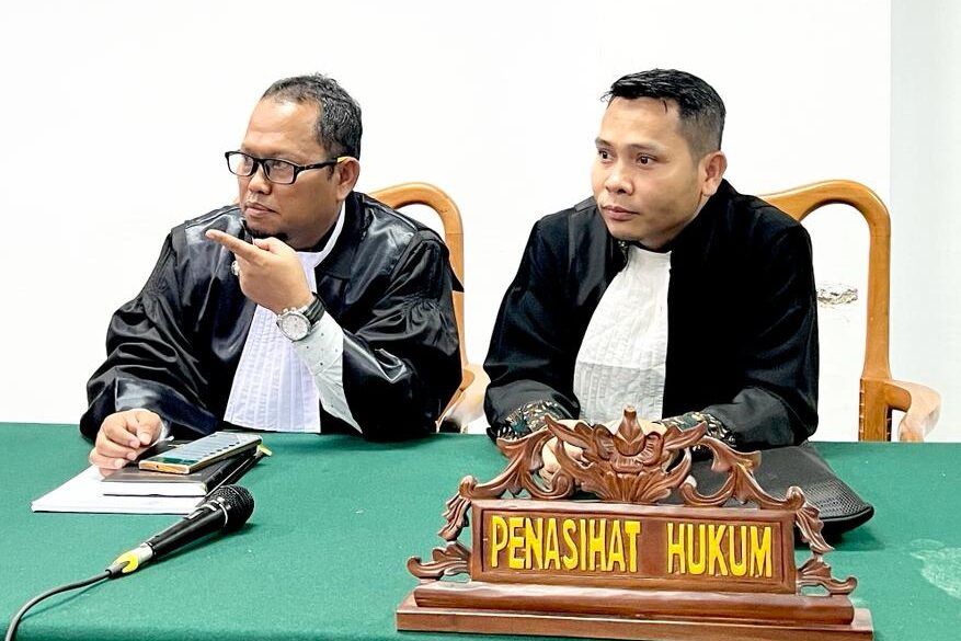 Advokad Kasibun Daulay (kiri dan Faisal Qasim(kanan) selaku Penasihat Hukum dua terdakwa  perkara dugaan tindak korupsi pembangunan dua ruas jalan di Aceh Timur. (Foto: Dok. Pribadi Advokat)