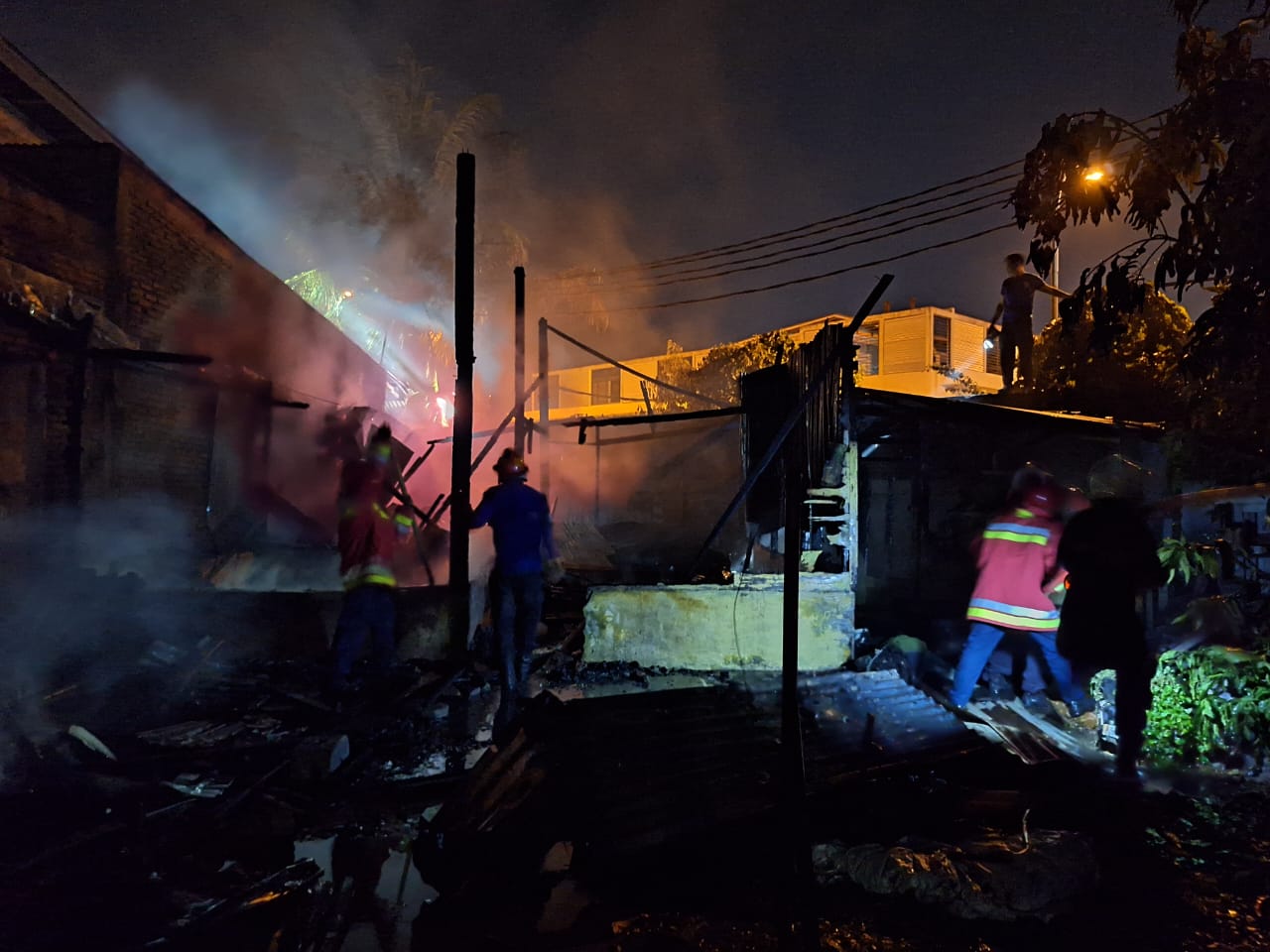 Kondisi rumah semi permanen yang terbakar di Gampong Bandar Baru, Kecamatan Kuta Alam, Banda Aceh. (Foto: Dok. DPKP)