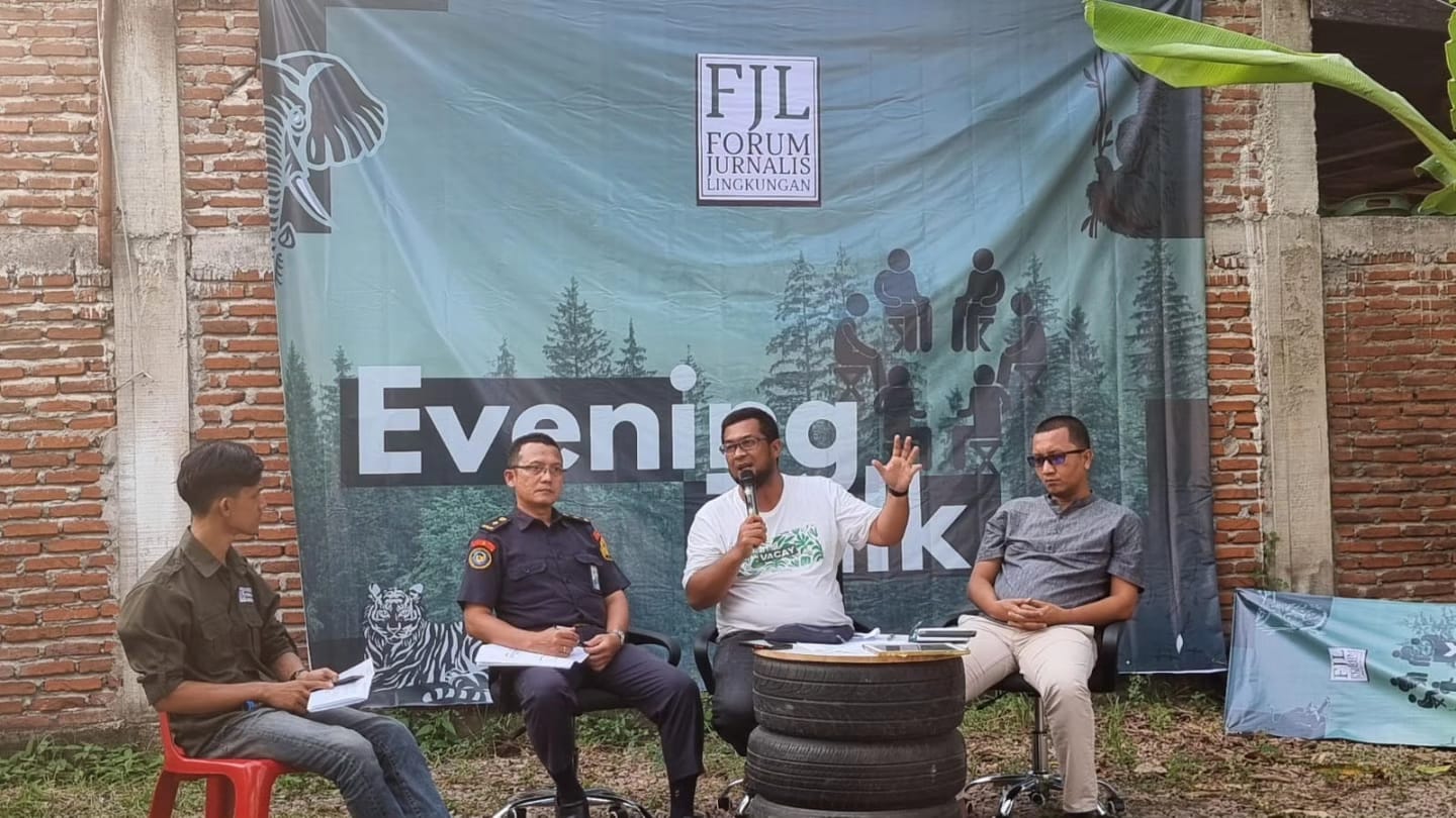 Diskusi "Ilegal Fishing dan Kerusakan Terumbu Karang di Aceh"yang diselenggarakan di halaman sekretariat Forum Jurnalis Lingkungan Aceh, Banda Aceh, pada Selasa, 6 Februari 2024. (Foto: Dok. FJL)