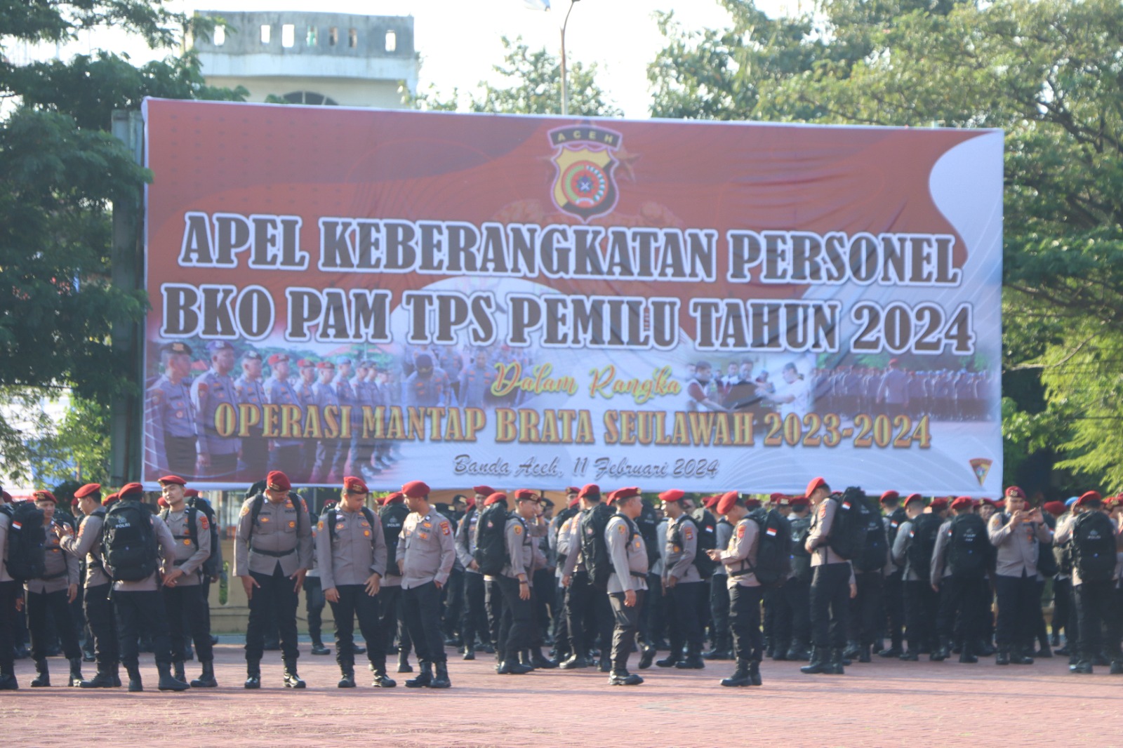 Camat Ingin Jaya Al Mubarak Akbar dan Kakanwil Kemenag Aceh Drs Azhari pada pembukaan Piasan Seni II MIN 27. (Foto: Humas Pemkab)