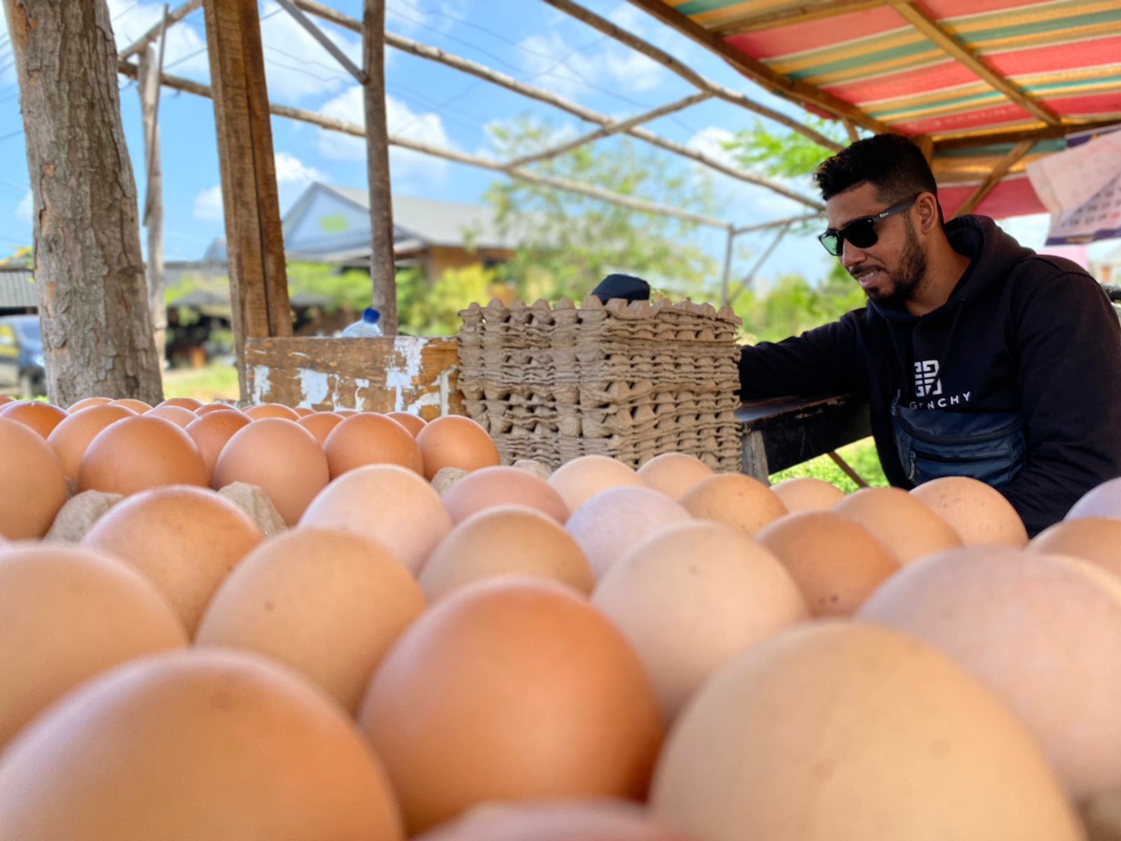 Muhammad Idris, salah seorang pedagang telur di kawasan Kuta Alam, Banda Aceh. (Foto: Nukilan/Reji)
