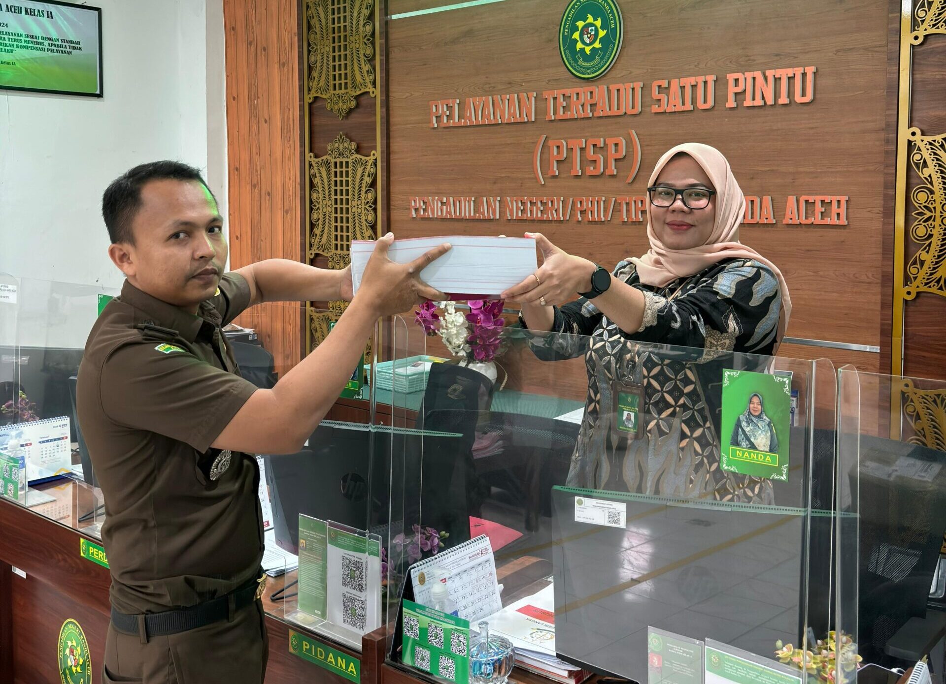 Jaksa Penuntut Umum Kejaksaan Negeri Banda Aceh saat menyerahkan berkas perkara korupsi pengadaan buku MAA ke Pengadilan Tindak Pidana Korupsi pada Pengadilan Negeri Banda Aceh, pada Kamis 15 Februari 2024.(Foto: Dok Kejari)