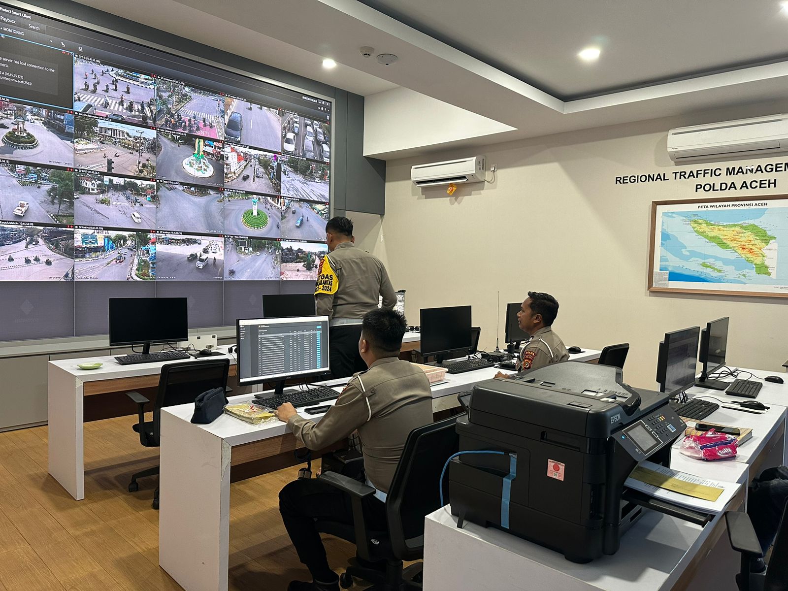 Operator Ditlantas Polda Aceh monitoring kamera ETLE yang tersebar di seluruh Aceh. (Foto: Dok. Polda Aceh)