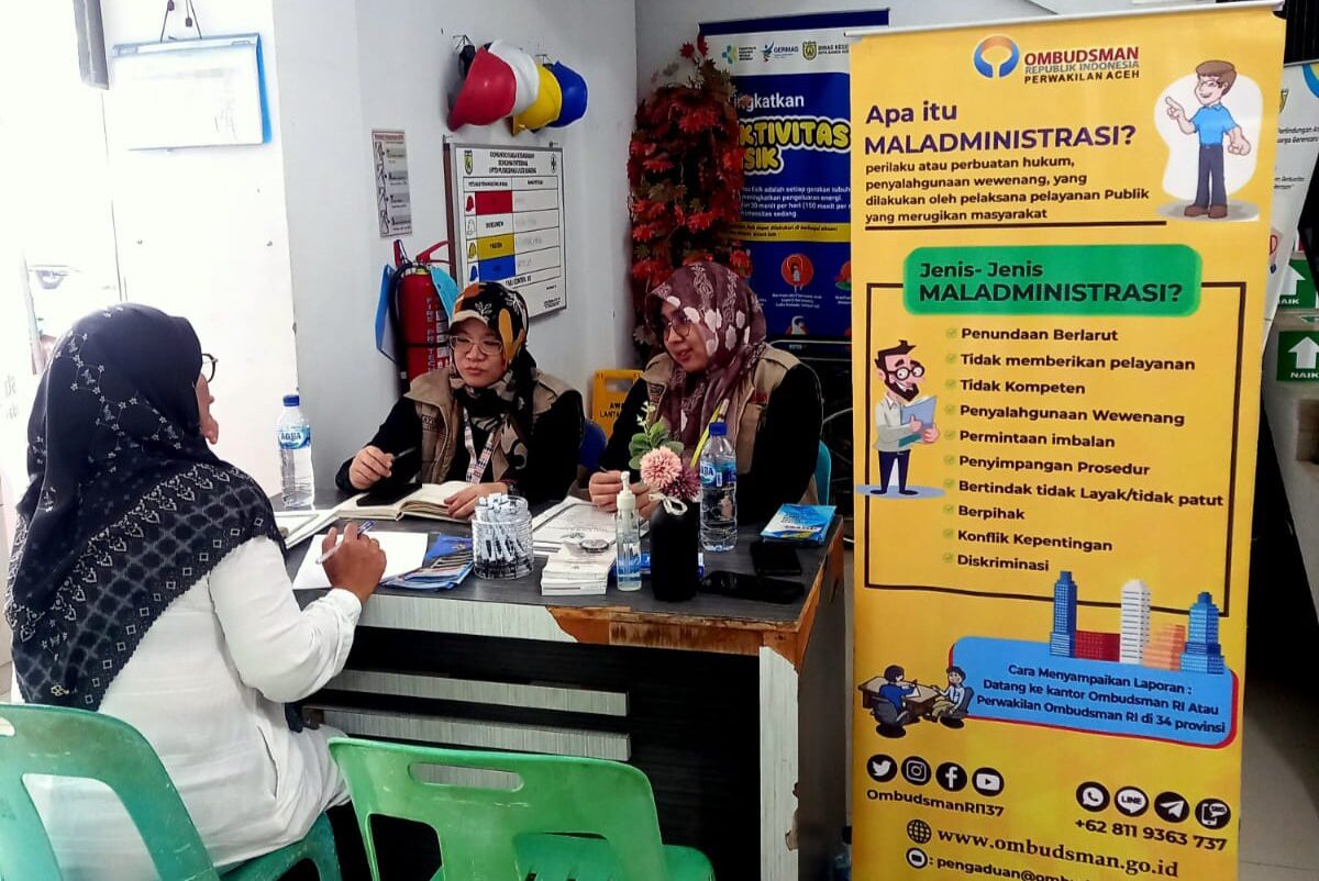 Ombudsman RI Perwakilan Aceh saat menerima pengaduan langsung dari masyarakat di Puskesman Ulee Kareng Banda Aceh, pada Rabu 28 Februari 2024. (Foto: Dok. Ombudsman Aceh)