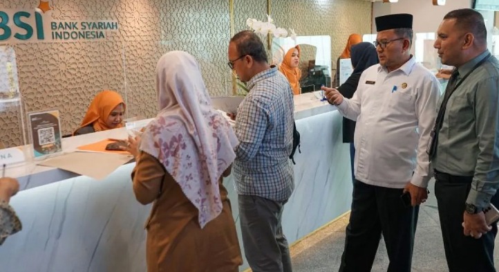 Kepala Kanwil Kemenag Aceh Azhari saat memantau Jamaah Haji Bayar Bipih di BSI Banda Aceh. (Foto: MC Aceh)