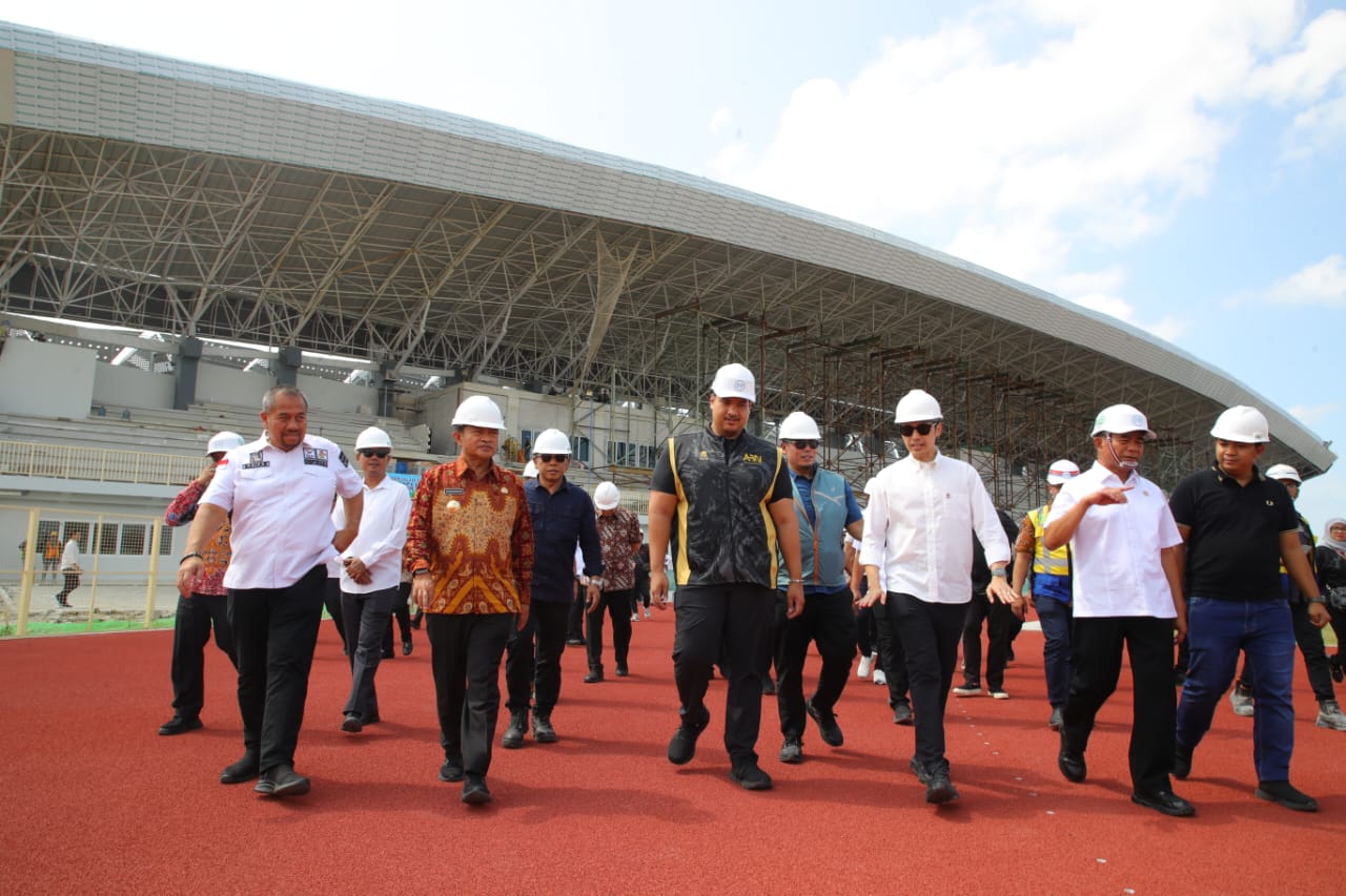 Menpora RI Dito Ariotedjo meninjau meninjau progres pembangunan fasilitas venue PON XXI Aceh. (Foto: Dok. Menpora)