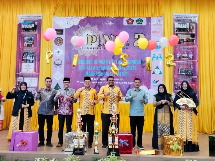 Camat Ingin Jaya Al Mubarak Akbar dan Kakanwil Kemenag Aceh Drs Azhari pada pembukaan Piasan Seni II MIN 27. (Foto: Humas Pemkab)