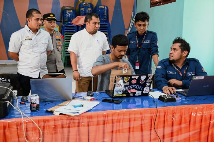 Pj Bupati Aceh Besar, Muhammad Iswanto saat memantau input data hasil Pemilu 2024, di Aula Kantor Camat, Kecamatan Darul Imarah, Aceh Besar, Jum’at 16 Februari 2024. (Foto: Dok. Pemkab Aceh Besar)