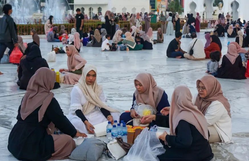 Potret suasana halaman Masjid Raya Baiturrahman menjelang buka puasa. (Foto: Nukilan)