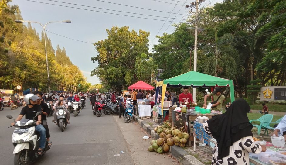 Pedagang takjil di Kopelma Darussalam. (Foto: Nukilan)