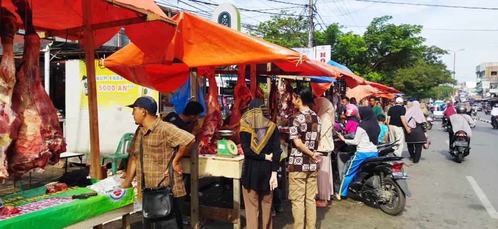 Jual beli daging meugang di Kopelma Darussalam, Banda Aceh, Minggu (10/3/2024). (Foto: Nukilan/Sammy)