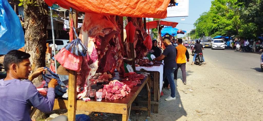 Transaksi jual beli daging meugang di Beurawe, Kecamatan Kuta Alam, Banda Aceh, Senin (11/3/2024). (Foto: Nukilan/Sammy)