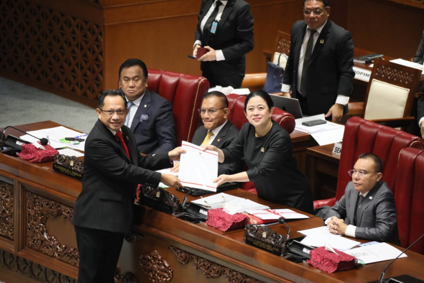 Menteri Dalam Negeri (Mendagri) Muhammad Tito Karnavian dan Ketua DPR RI, Puan Maharani, Sahkan Perubahan UU Desa. (Foto: kemendagri.go.id)