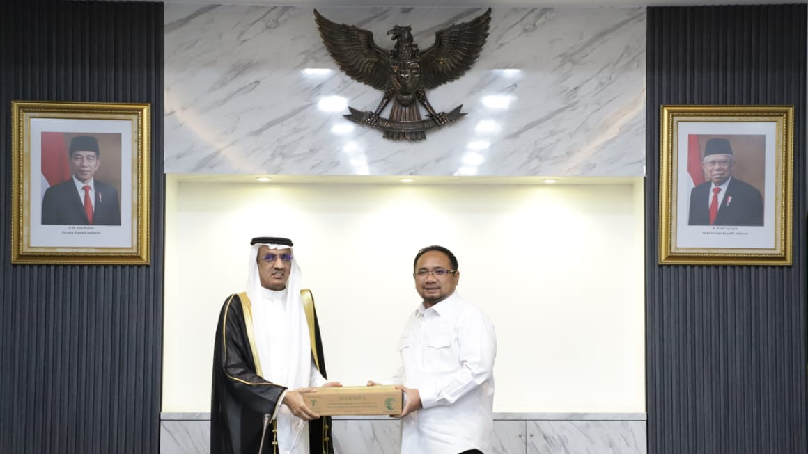 Menag Yaqut terima hadiah kurma dari Dubes Arab Saudi Faisal bin Abdullah. (Foto: kemenag.go.id)