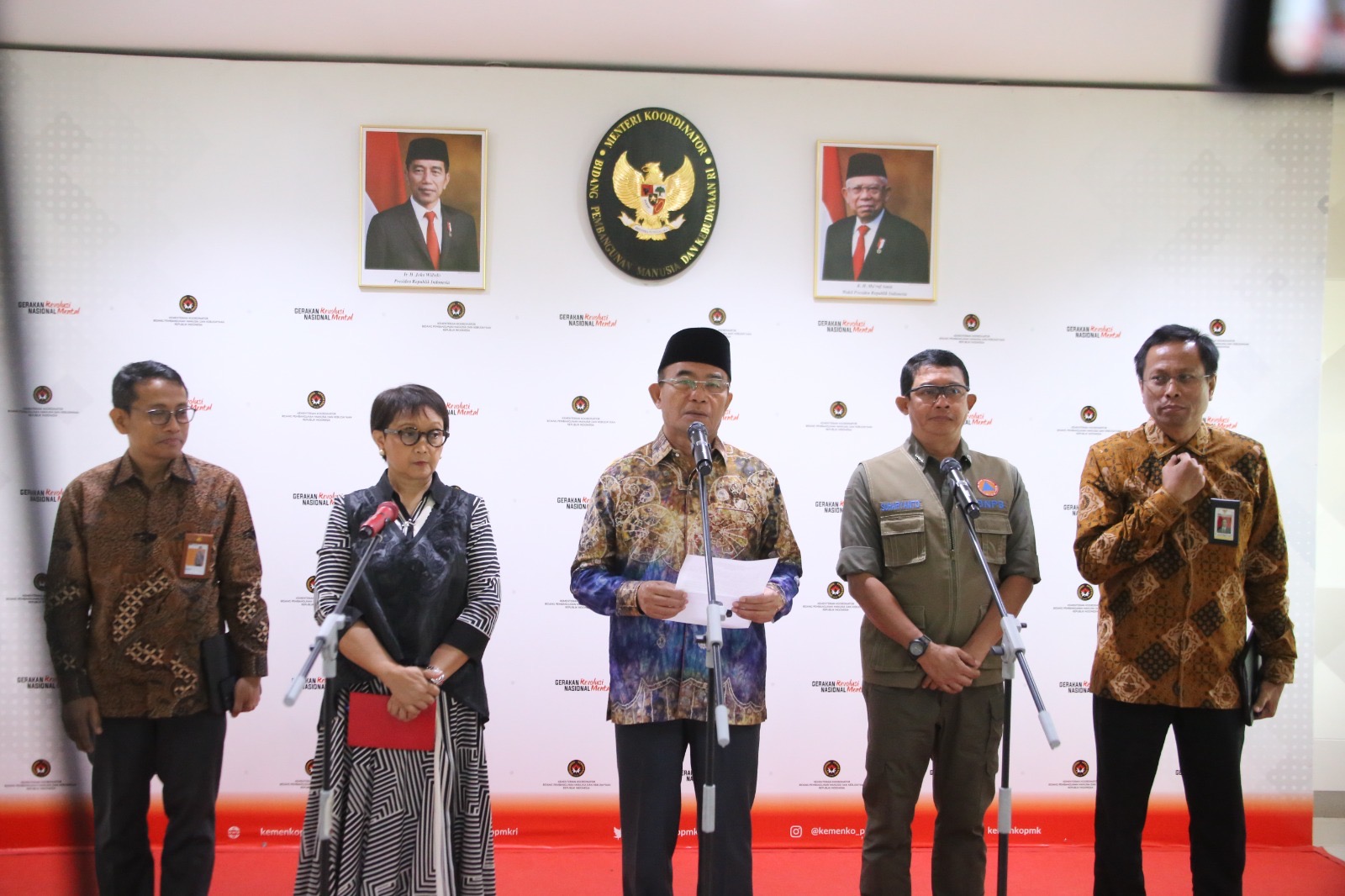 Menko PMK, Muhadjir Effendy bersama Menlu, Retno Marsudi, melaksanakan Rapat Koordinasi Tingkat Menteri (RTM) Membahas Bantuan Penanganan Darurat Kesehatan Palestina dan Sudan. (Foto: kemenkopmk.go.id)