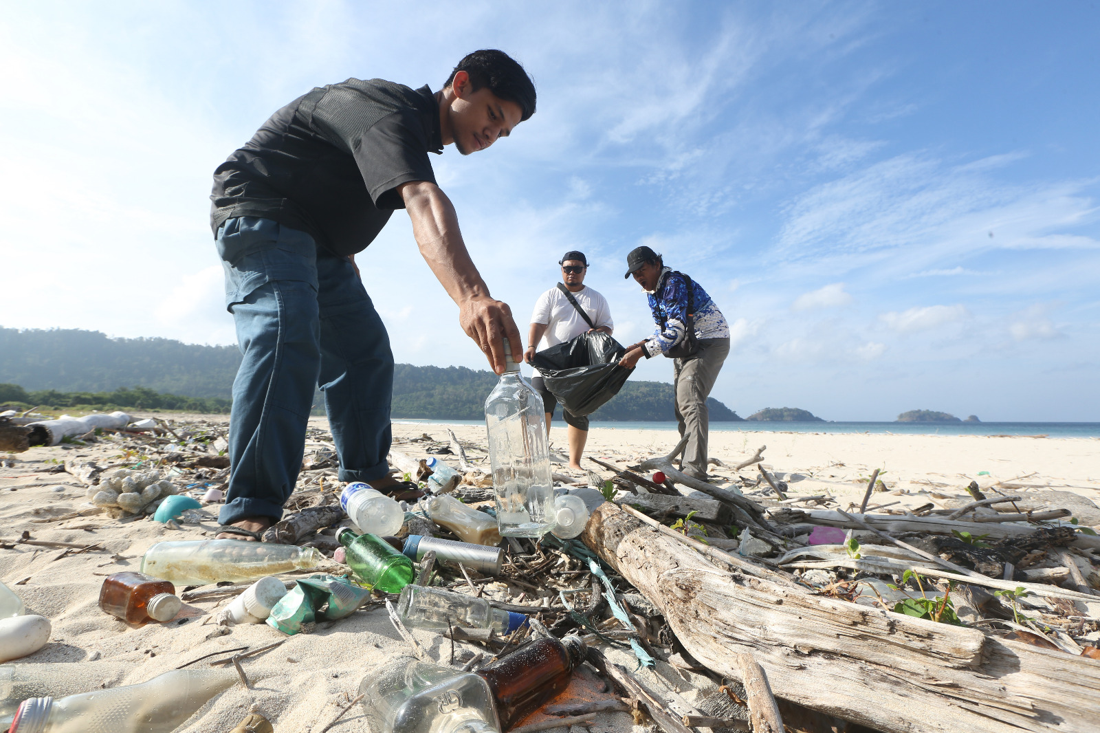Anggota FJL Aceh saat membersihkan sampah di pantai Balu, Gampong Gugop, Kecamatan Pulo Aceh, Kabupaten Aceh Besar, pada 3 Maret 2024. (Foto: Dok. FJL Aceh)