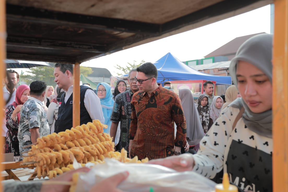 Pj Sekda Banda Aceh, Wahyudi, saat di lokasi penjualan takjil. (Foto: bandaacehkota.go.id)