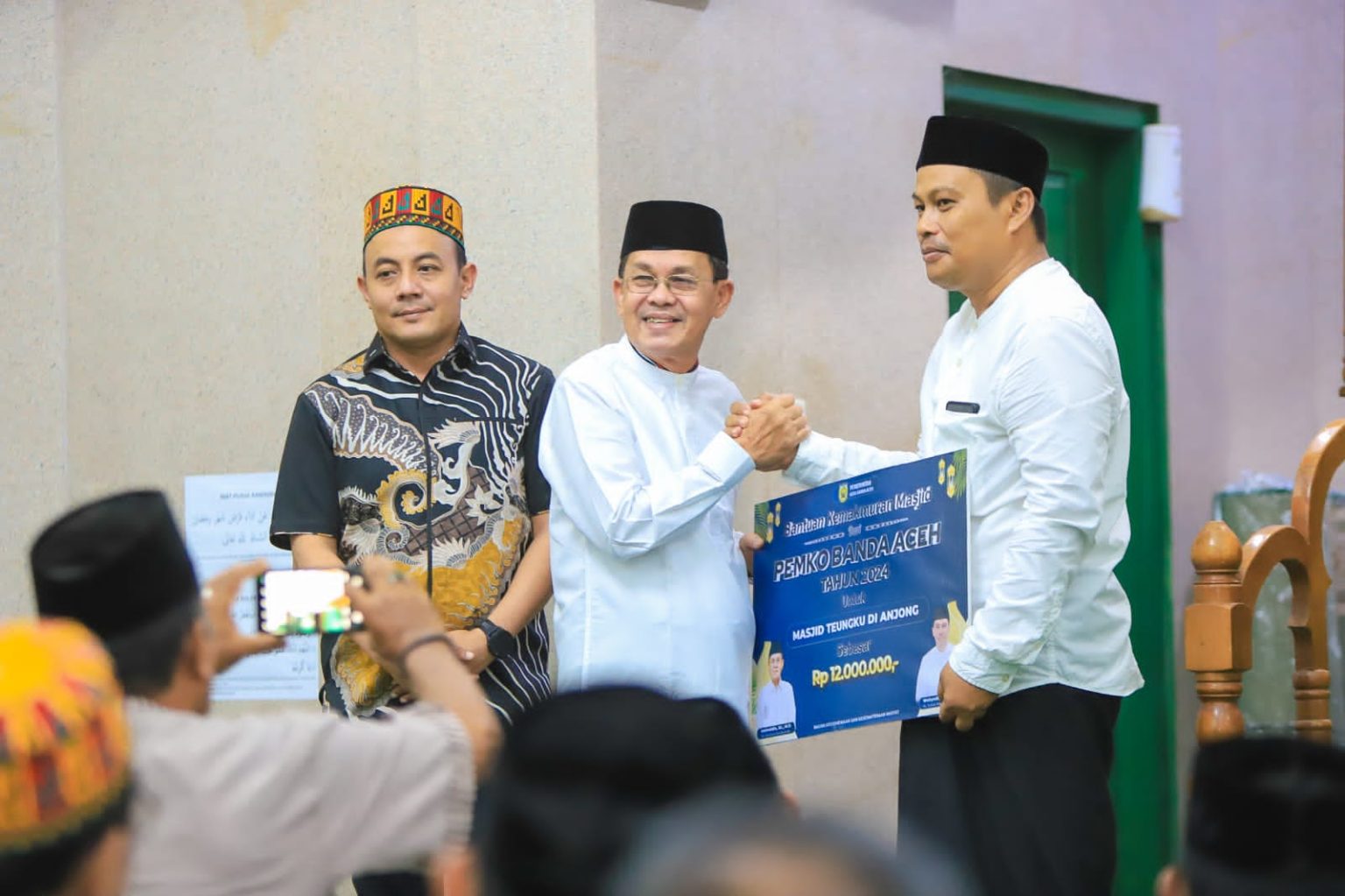 Pj Wali Kota Banda Aceh menyerahkan bantuan untuk kemakmuran masjid setempat. (Foto: bandaacehkota.go.id)
