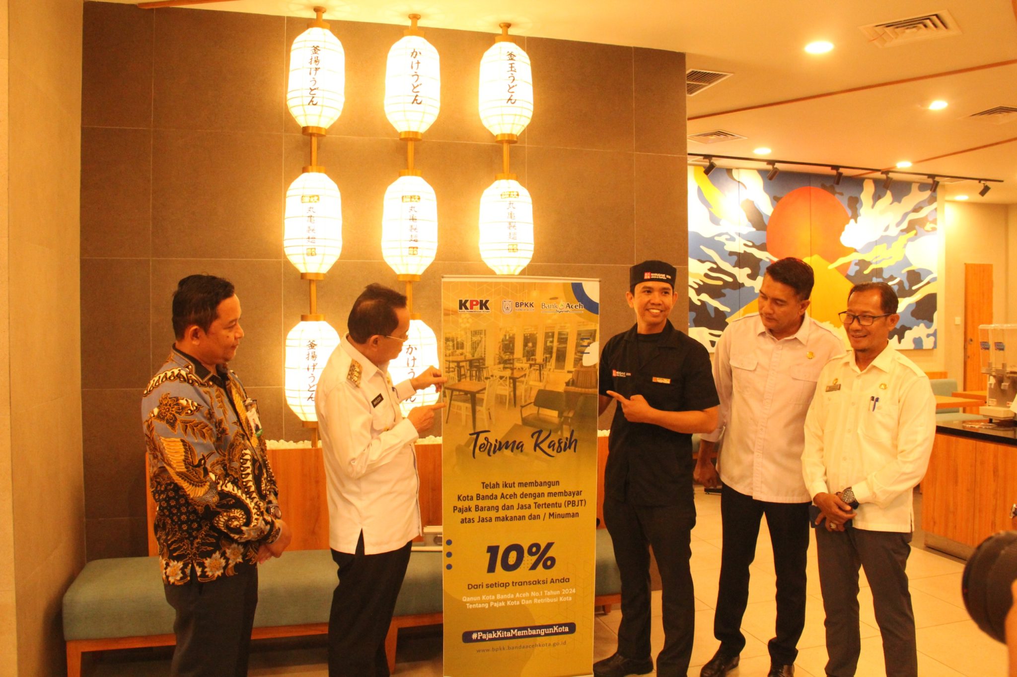Pj Wali Kota Banda Aceh, Amiruddin, meninjau pemasangan tapping box di Suzuya Mall. (Foto: bandaacehkota.go.id)