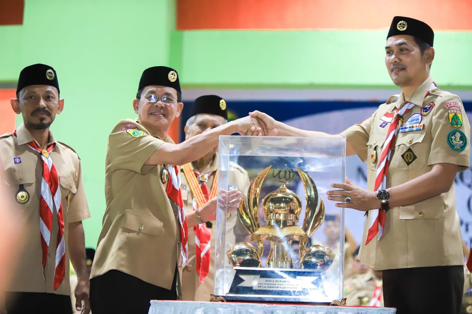 Pj Wali Kota Banda Aceh, Amiruddin, saat mengembalikan Piala Bergilir MTR. (Foto: bandaacehkota.go.id)