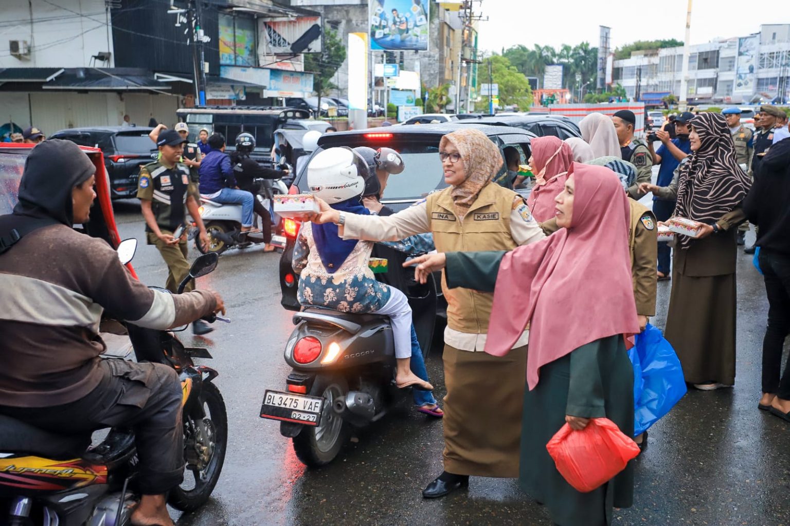 Peringati HUT ke 74, Satpol PP dan WH Banda Aceh Bagi-bagi Takjil. (Foto: bandaacehkota.go.id)