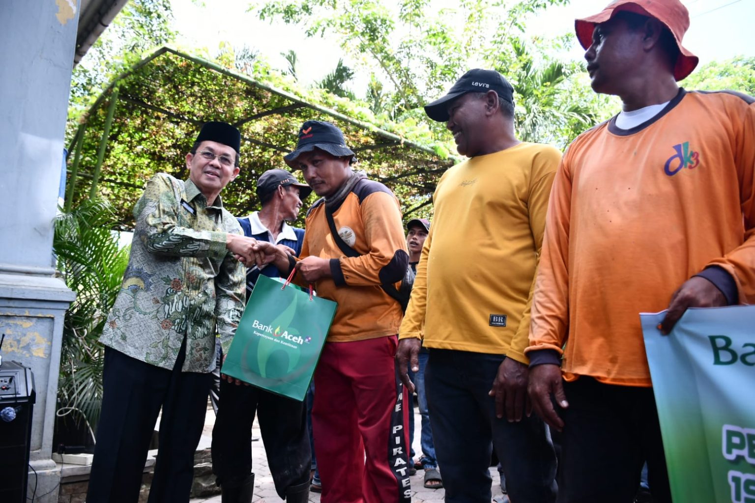 Pj Wali Kota Serahkan Paket Ramadan Bank Aceh bagi Pasukan Oranye. (Foto: bandaacehkota.go.id)