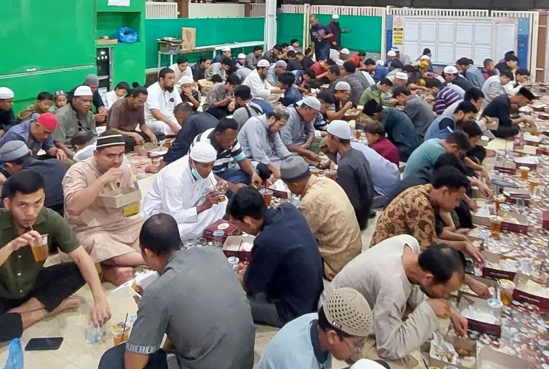 Suasana buka puasa bersama di Masjid Cut Meutia, Kota Banda Aceh. (Foto: Nukilan/Akil)