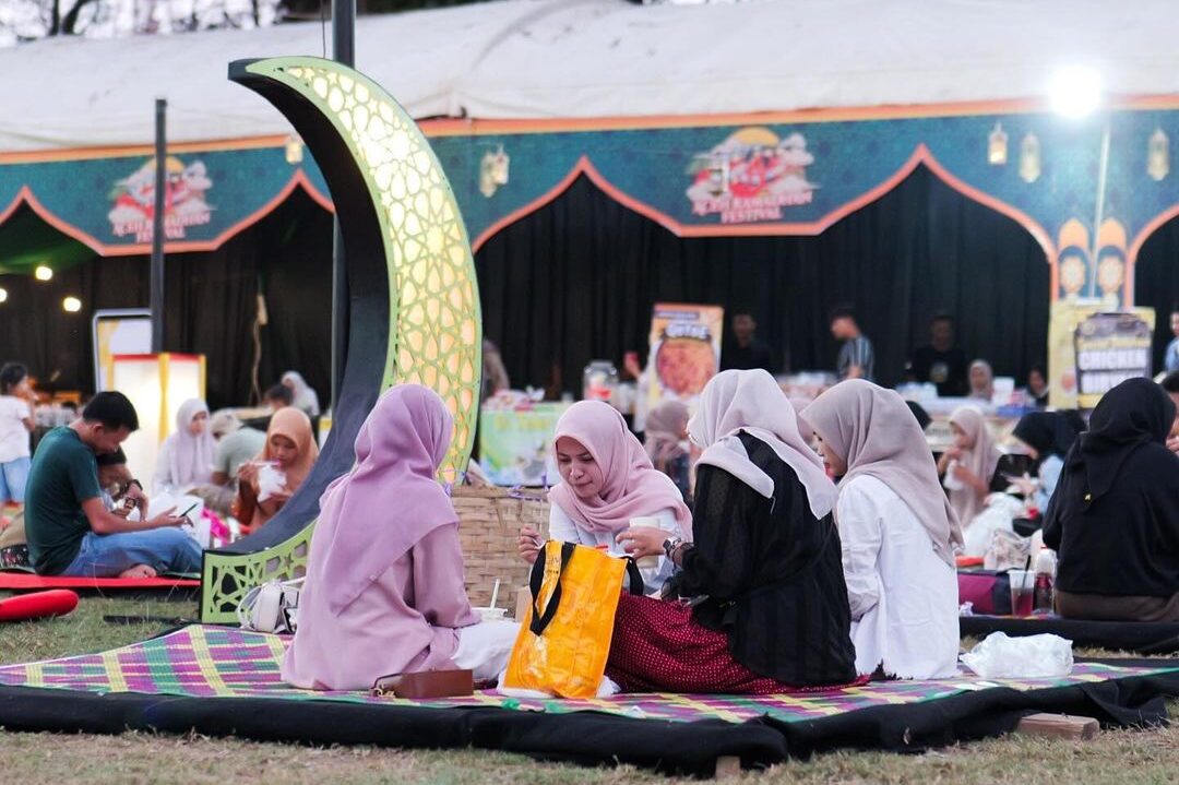 Pengunjung dapat menikmati buka bersama ala piknik di Sagoe Piasan Aceh. (Foto: Nukilan.id)