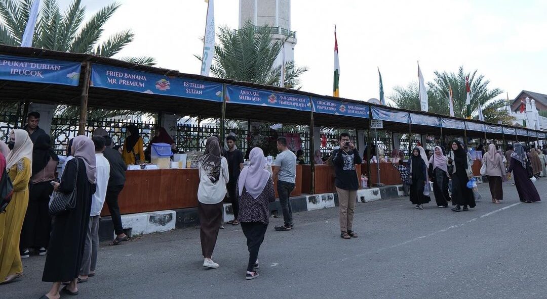Suasana pengunjung di stan takjil Aceh Ramadhan Festival 2024. (Foto: Nukilan)