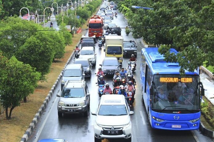 Trans Koetaradja di Jalan Daud Beureueh, menuju Jambo Tape. (Foto: pikiranmerdeka.co)