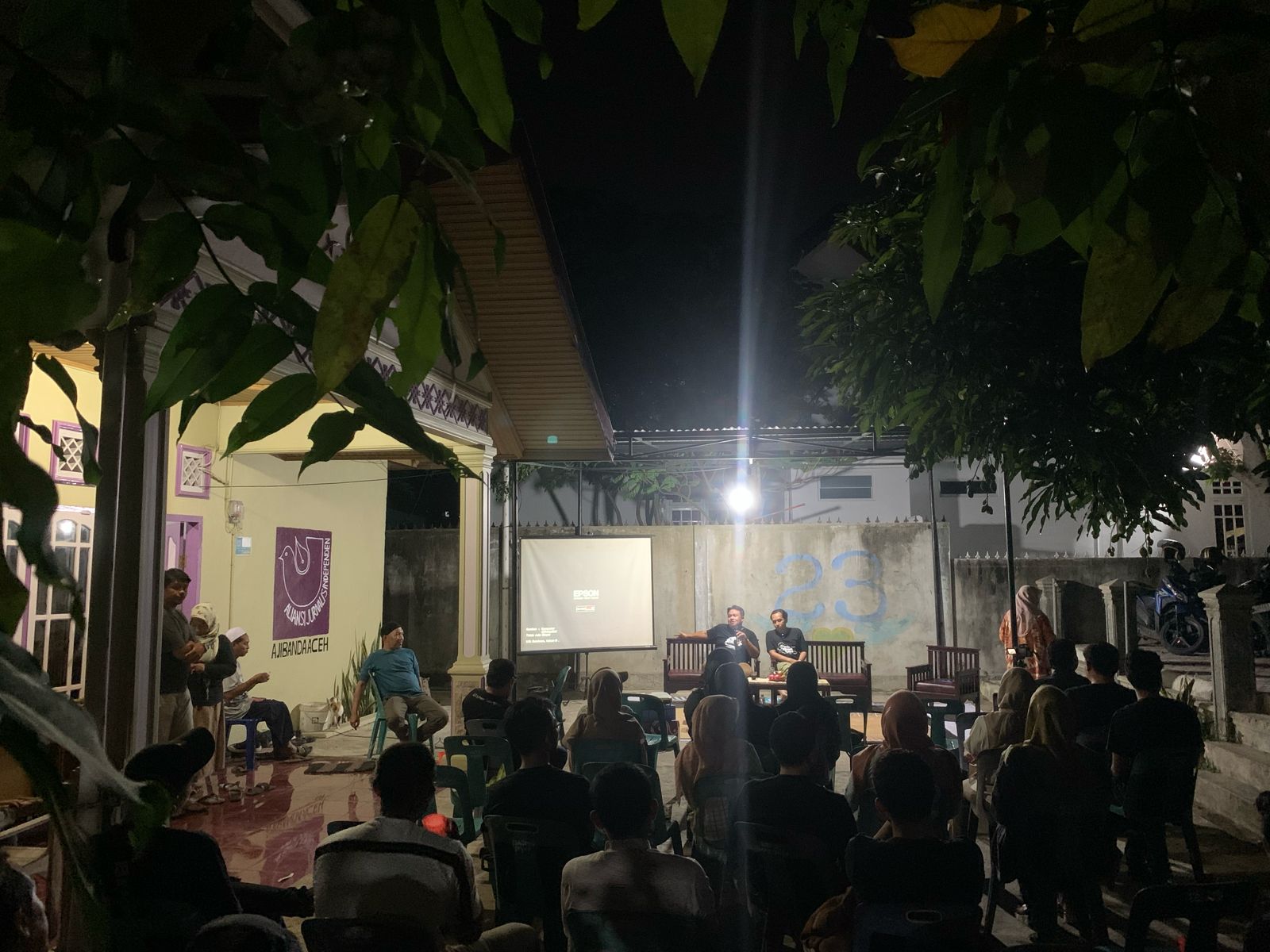 Kegiatan diskusi film Dirty Vote yang digelar AJI Banda Aceh pada Sabtu 2 Maret 2024. (Foto: Nukilan/Sammy)