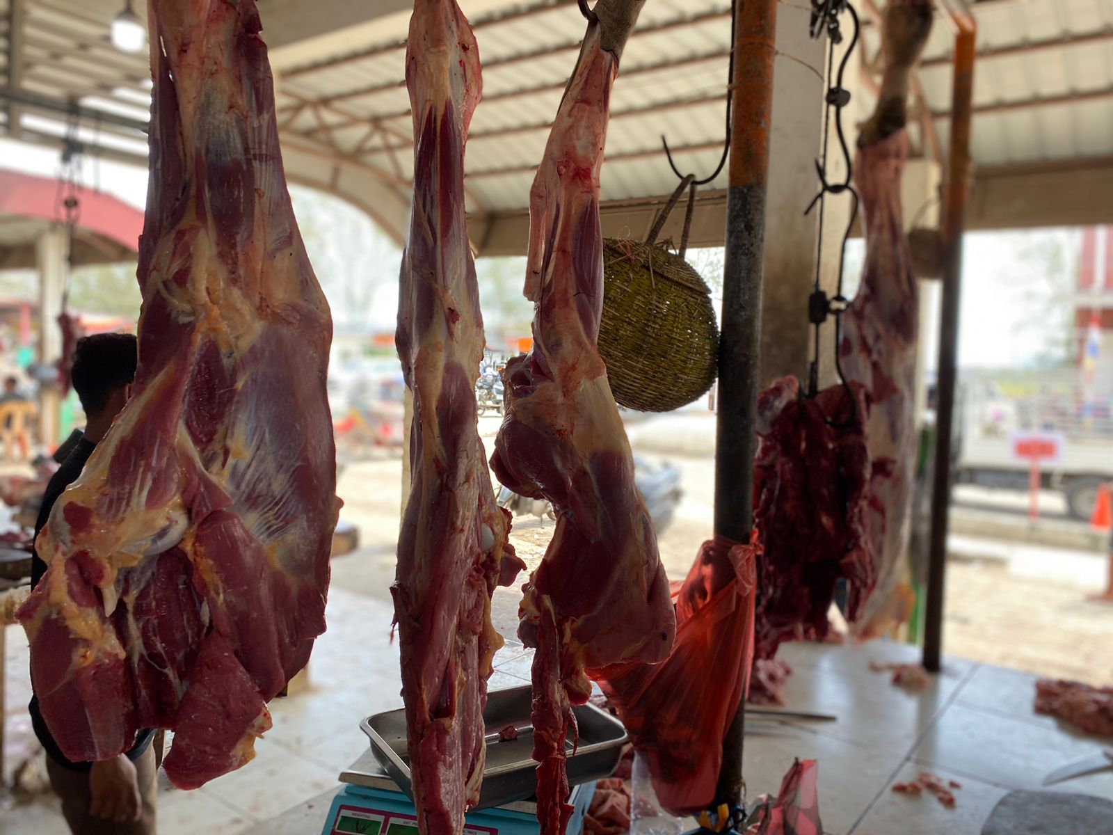 Daging sapi di Pasar Al-Mahirah Lamdingin, Banda Aceh. (Foto:Nukilan/Rezi)
