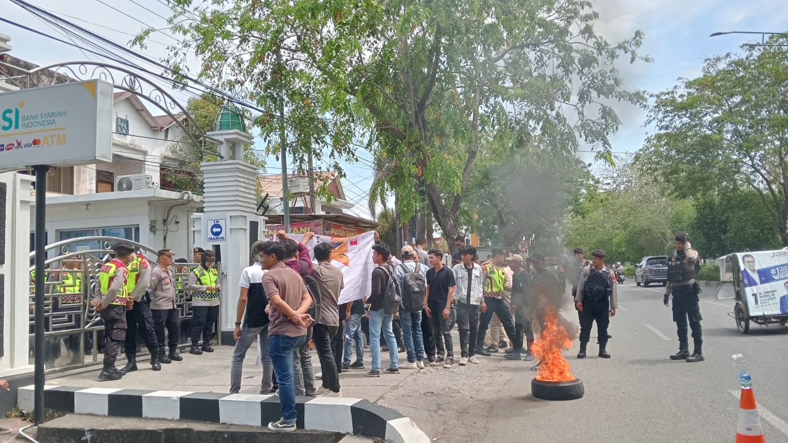 Massa dari Koalisi Pemuda Mahasiswa Aceh saat unjuk rasa di Kemenkumham Aceh, Banda Aceh, pada Rabu 6 Maret 2024. (Foto: Nukilan/Rezi)