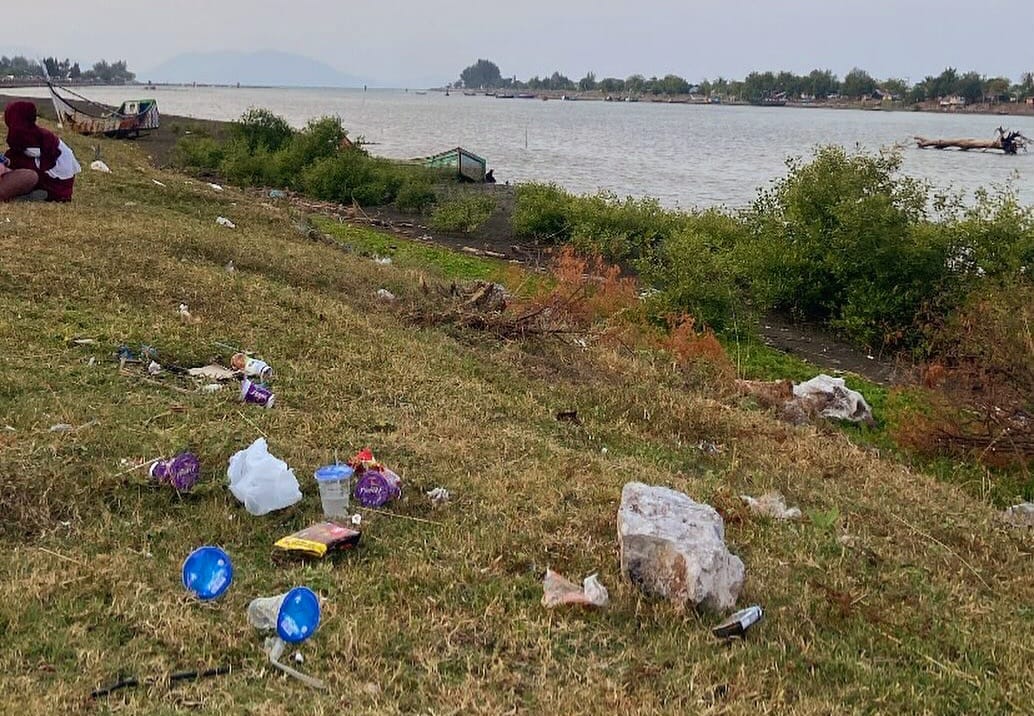 Sampah bertebaran di pinggiran sungai krueng cut. (Foto: Nukilan)