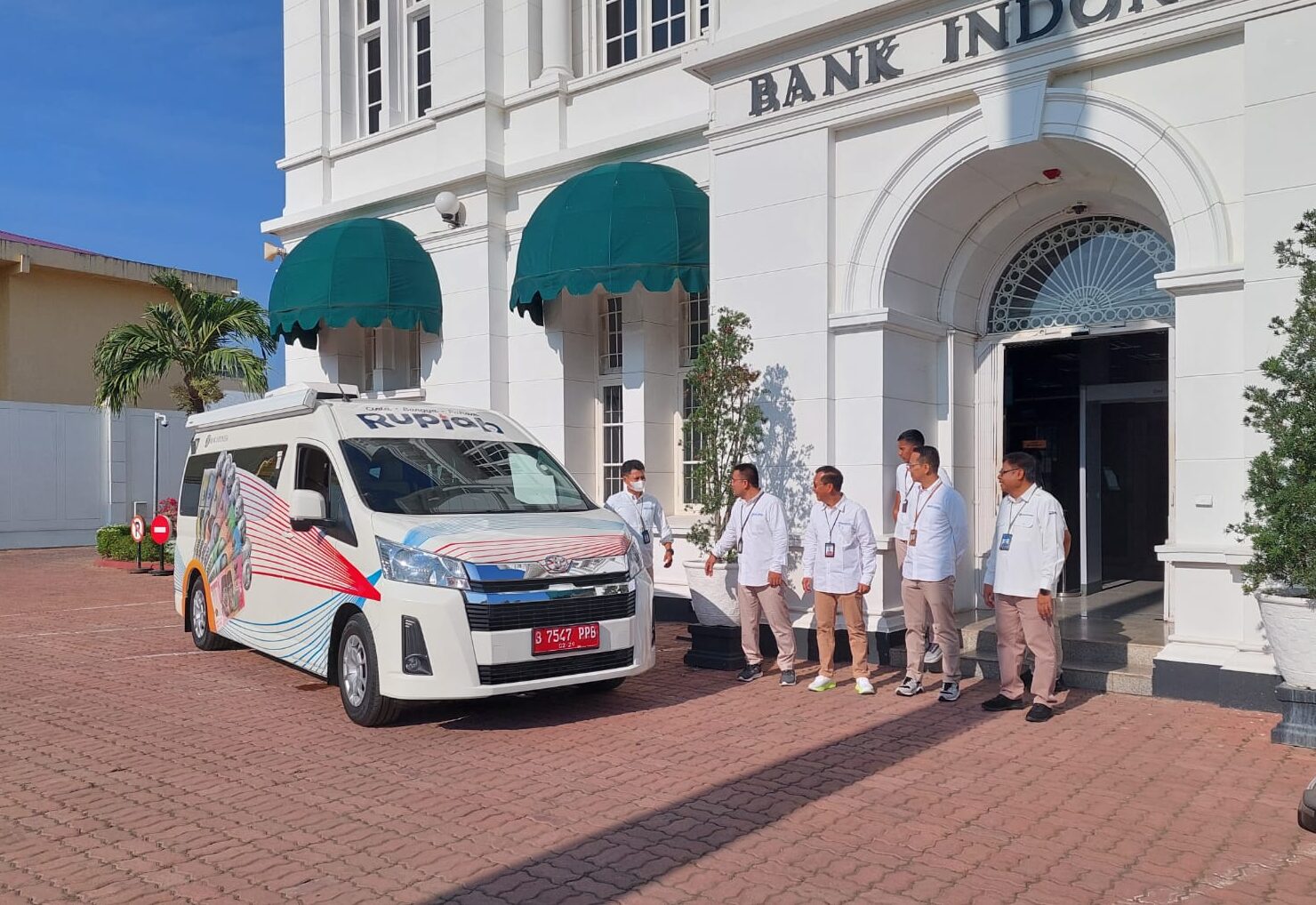 Pelepasan mobil kas keliling BI Aceh menuju Kabupaten Simeulue. (Foto: Nukilan/Rezi)