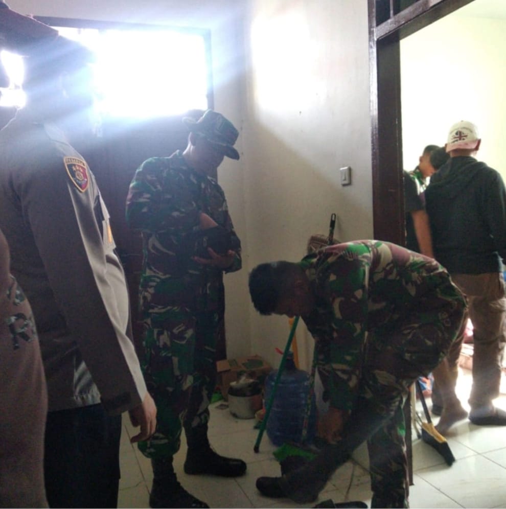 Tampak lokasi penganiayaan terhadap dua warga Aceh Jaya di rumah kos di Gampong Geuceu Komplek, Banda Raya, Banda Aceh, pada Jumat 15 Maret 2024. (Foto: Dok. Polresta Banda Aceh)