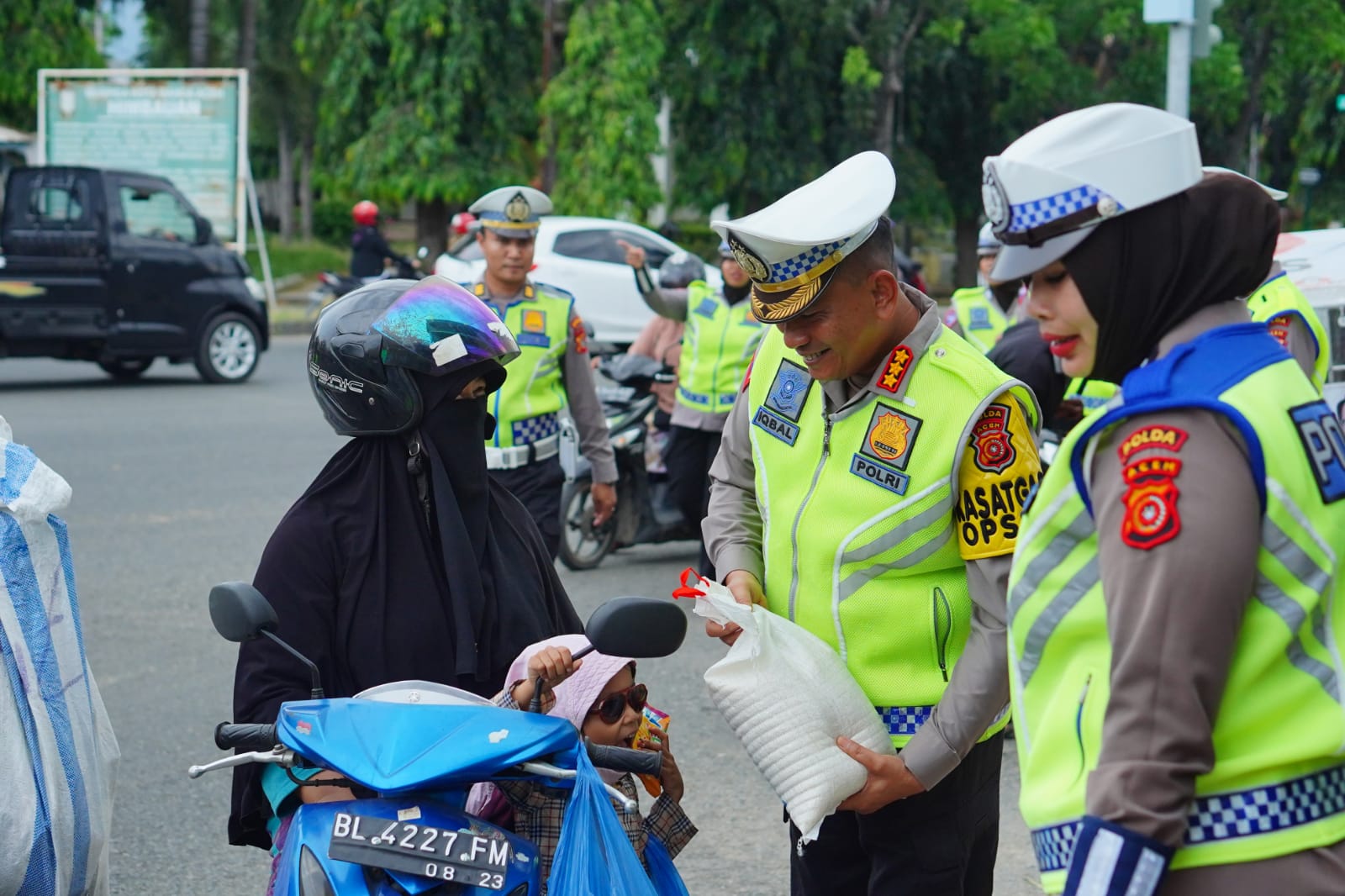 Direktorat Lalu Lintas (Ditlantas) Polda Aceh saat membagikan takjil di seputaran Simpang Tugu, Kota Banda Aceh, Senin, 18 Maret 2024. (Foto: Dok. Polda Aceh)