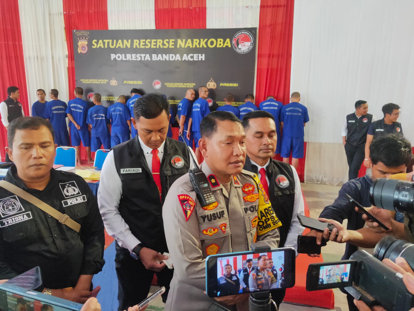 Kabag Ops Polresta Banda Aceh Kompol Yusuf Hariadi dalam konferensi pers pengungkapan Miras dan Narkoba di Indoor Polresta Banda Aceh, Senin 18 Maret 2024. (Foto: Nukilan/Rezi)