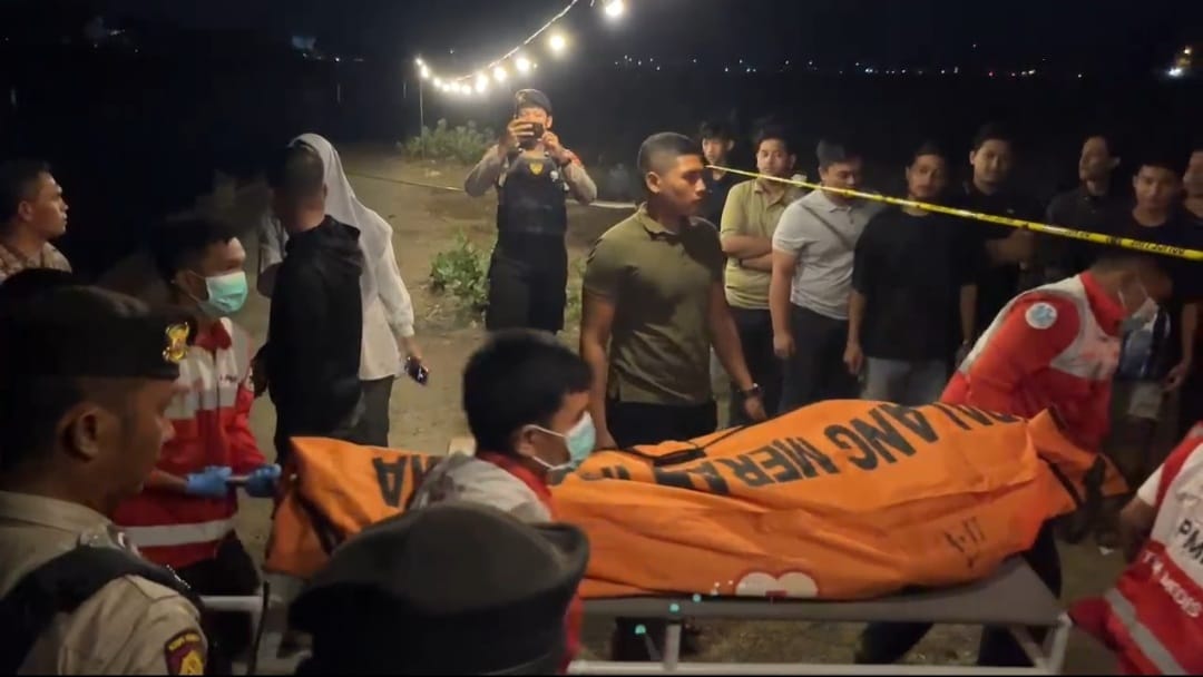 Proses evakuasi jenazah di bawah jembatan Lamnyong, Banda Aceh. (Foto: Dok. Polresta Banda Aceh)